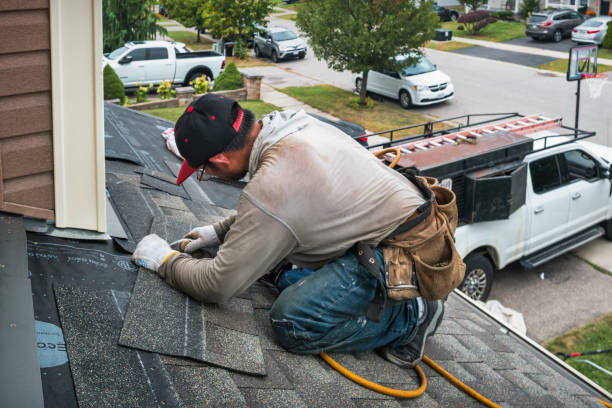 Professional Roofing technician working in Lexington, WA